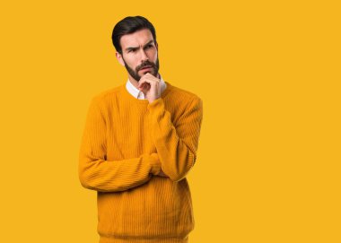 Genç doğal adam şüphe ve karışık