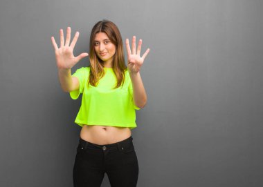 Genç havalı Rus kız dokuz numarayı gösteriyor.