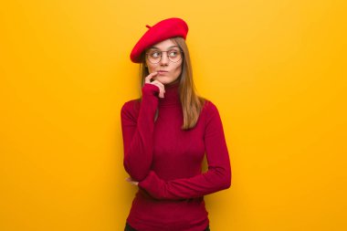 Şüphe ve karışık sanatçı kadın genç Fransız