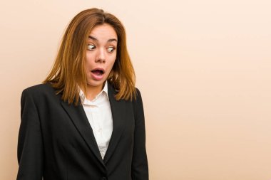 Kafkasyalı genç bir iş kadını gördüğü bir şey yüzünden şok oluyor..