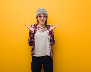 Genç hippi doğal kadın zaferi ya da başarıyı kutluyor.