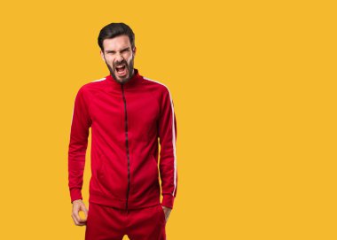 Genç fitness adamı çok sinirli ve agresif bağırıyor.