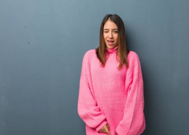 Genç modern kadın göz kırpma, komik, samimi ve kaygısız jest