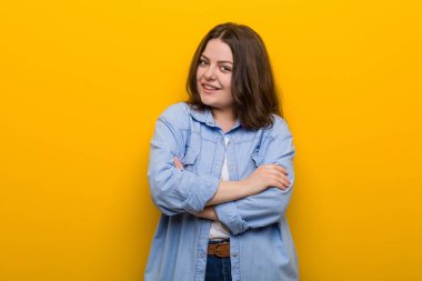 Genç, kıvrımlı, kendine güvenen, azimli bir kadın..