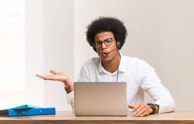 Genç pazarlamacı, elinde bir şey tutan siyah adam.