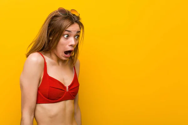 Giovane Donna Caucasica Indossa Bikini Occhiali Sole Essere Scioccato Causa — Foto Stock