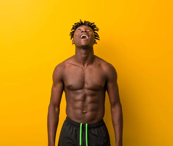 Joven Hombre Negro Sin Camisa Con Traje Baño Relajado Feliz — Foto de Stock