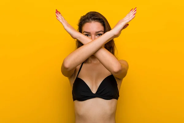 Bikini Giyen Genç Avrupalı Kadın Iki Kolu Çapraz Tutuyor Inkar — Stok fotoğraf