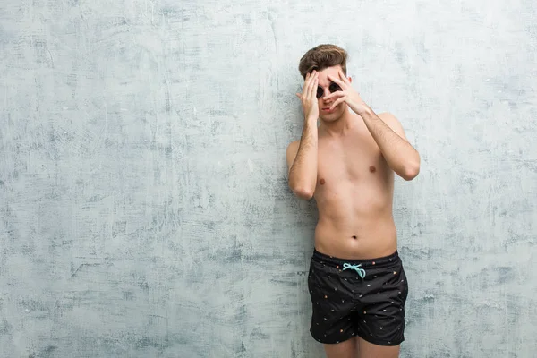 Junger Kaukasischer Mann Badeanzug Blinzelt Erschrocken Und Nervös Durch Die — Stockfoto