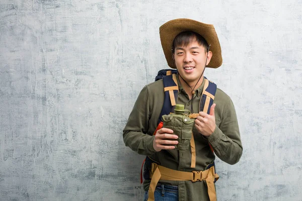 Młody Odkrywca Chiński Człowiek Uśmiecha Się Podnosi Kciuk Górę — Zdjęcie stockowe