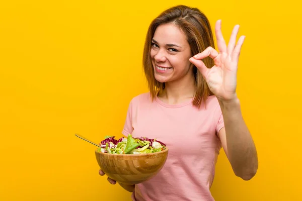 Giovane Donna Sana Possesso Insalata Allegra Fiduciosa Mostrando Gesto — Foto Stock