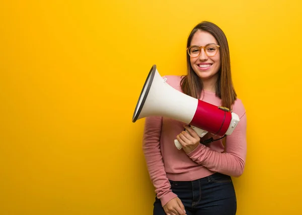 Jonge Leuke Vrouw Met Een Megafoon Vrolijk Met Een Grote — Stockfoto