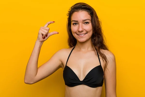 Bikini Giyen Genç Avrupalı Kadın Işaret Parmaklarıyla Küçük Bir Şey — Stok fotoğraf