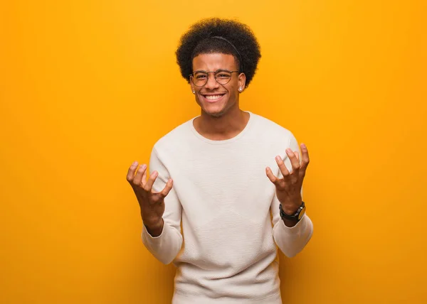 Jovem Homem Afro Americano Sobre Uma Parede Laranja Irritado Chateado — Fotografia de Stock