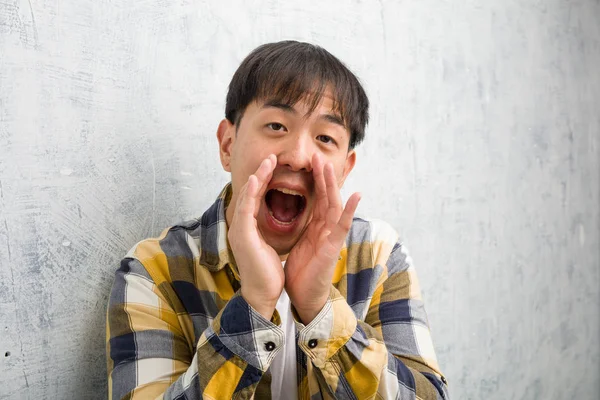 Joven Cara Hombre Chino Primer Plano Gritando Algo Feliz Frente —  Fotos de Stock