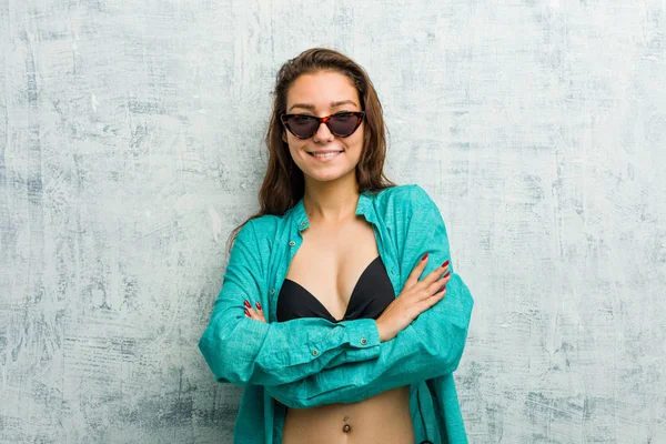 Bikini Giyen Genç Avrupalı Kadın Kollarını Kavuşturarak Gülümsüyor — Stok fotoğraf