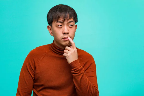 Joven Chino Dudando Confundido —  Fotos de Stock