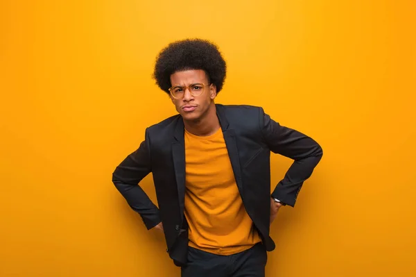 Jovem Empresário Afro Americano Homem Sobre Uma Parede Laranja Repreendendo — Fotografia de Stock