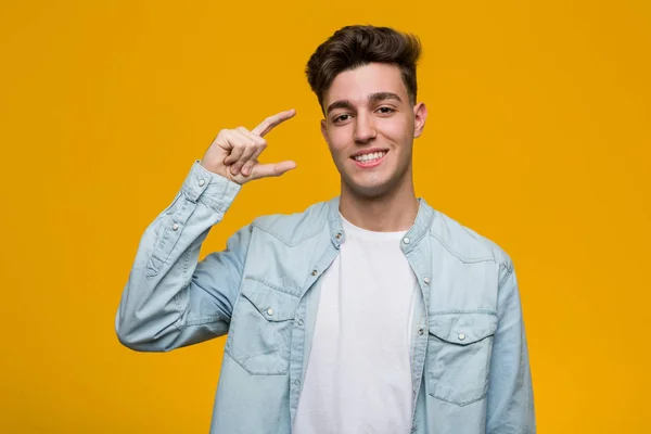 Jovem Estudante Bonito Vestindo Uma Camisa Jeans Segurando Algo Pouco — Fotografia de Stock