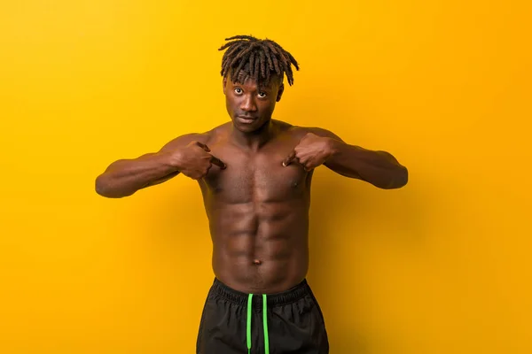 Joven Hombre Negro Sin Camisa Usando Traje Baño Sorprendido Señalándose — Foto de Stock