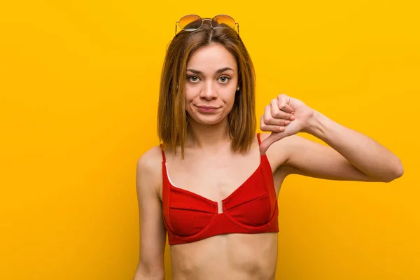 Mujer Caucásica Joven Con Bikini Gafas Sol Mostrando Gesto Aversión —  Fotos de Stock