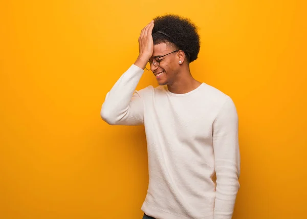 Jovem Afro Americano Sobre Uma Parede Laranja Esquecida Perceba Algo — Fotografia de Stock