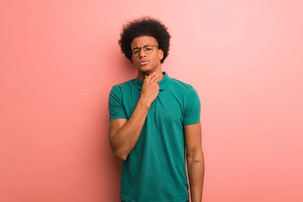 Jovem Afro Americano Sobre Uma Parede Rosa Tosse Doente Devido — Fotografia de Stock