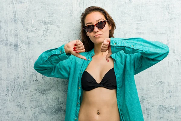 Bikini Giyen Genç Avrupalı Kadın Gururlu Kendinden Emin Hissediyor Örnek — Stok fotoğraf