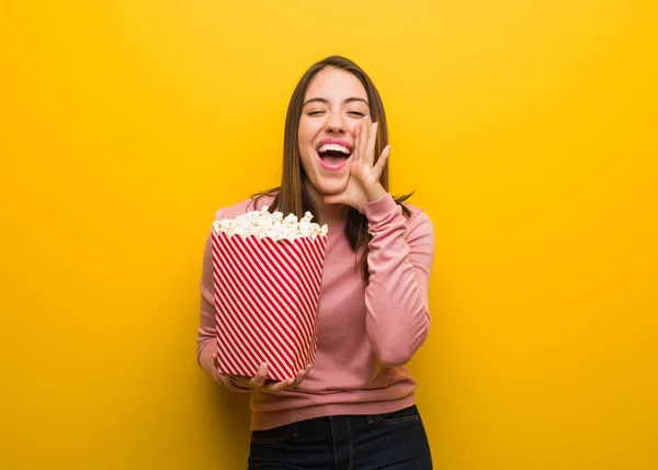 Jong Schattig Vrouw Houden Een Popcorn Emmer Schreeuwen Iets Gelukkig — Stockfoto