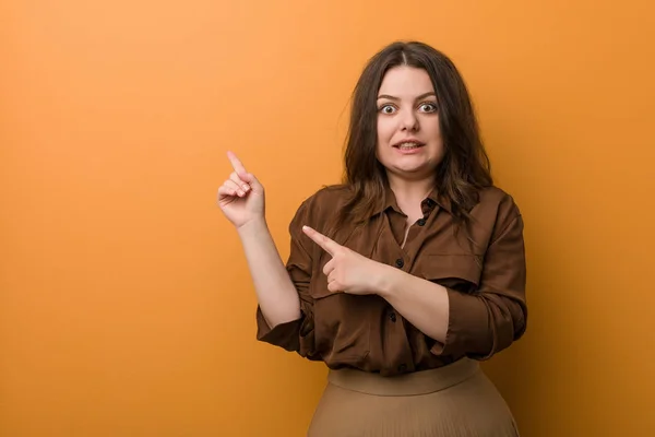 Joven Mujer Rusa Curvilínea Conmocionada Señalando Con Los Dedos Índice — Foto de Stock