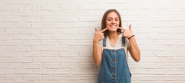 Jonge Hipster Vrouw Glimlacht Wijzend Mond — Stockfoto