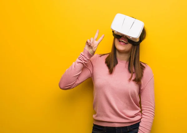 Jonge Schattig Vrouw Het Dragen Van Een Virtual Reality Googles — Stockfoto