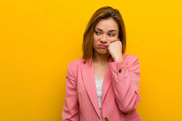 年轻的时尚界女性 她感到悲伤和沉思 看着复制的空间 — 图库照片