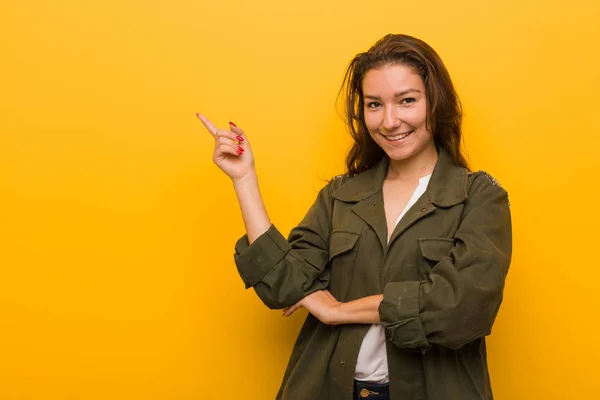 Jonge Europese Vrouw Geïsoleerd Gele Achtergrond Glimlachend Vrolijk Wijzend Met — Stockfoto