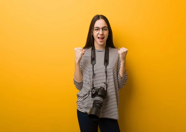 Ung Fotograf Kvinna Skriker Mycket Arg Och Aggressiv — Stockfoto