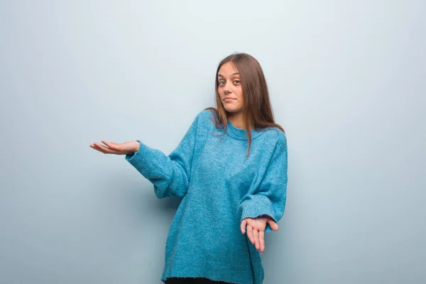 Jovem Mulher Bonita Vestindo Uma Camisola Azul Confuso Duvidoso — Fotografia de Stock