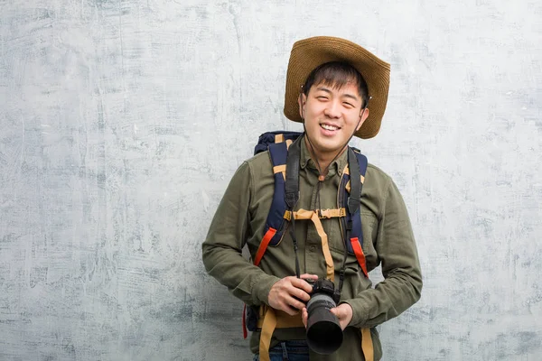 Jovem Chinês Explorador Homem Segurando Uma Câmera Alegre Com Grande — Fotografia de Stock