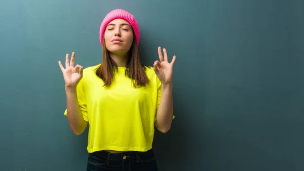 Joven Mujer Moderna Realizando Yoga —  Fotos de Stock