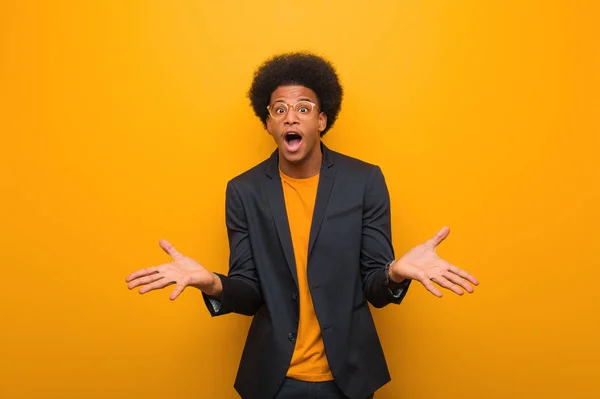 Joven Hombre Afroamericano Negocios Sobre Una Pared Naranja Celebrando Una —  Fotos de Stock
