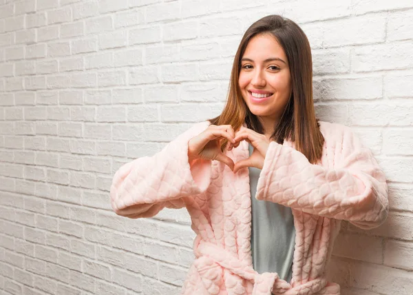 Jovem Mulher Vestindo Pijama Fazendo Uma Forma Coração Com Mãos — Fotografia de Stock