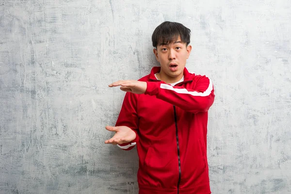 Genç Sporcu Çinlilerin Elinde Çok Şaşırmış Şok Olmuş Bir Şey — Stok fotoğraf