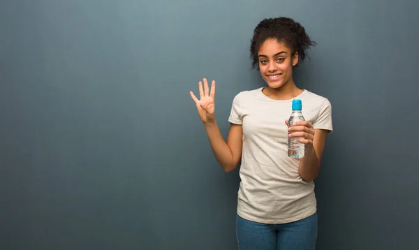 Young Black Woman Showing Number Four She Holding Water Bottle — Stock Photo, Image