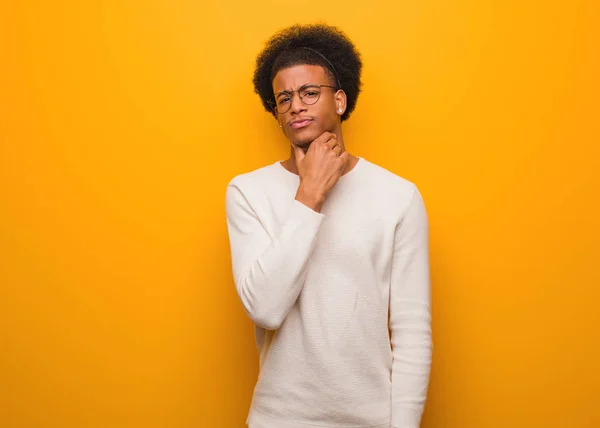 Jovem Afro Americano Sobre Uma Parede Laranja Tosse Doente Devido — Fotografia de Stock