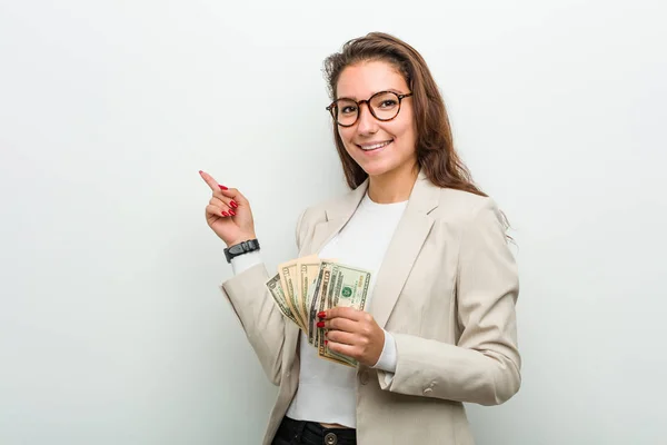 Joven Mujer Negocios Europea Sosteniendo Billetes Dólar Sonriendo Alegremente Señalando — Foto de Stock