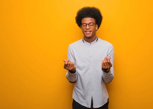 Jovem Afro Americano Sobre Uma Parede Laranja Fazendo Gesto Necessidade — Fotografia de Stock