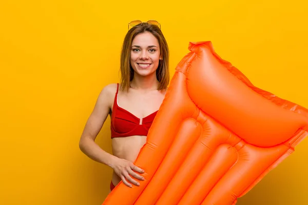 Jeune Femme Portant Bikini Tenant Matelas Gonflable Lit Heureux Souriant — Photo