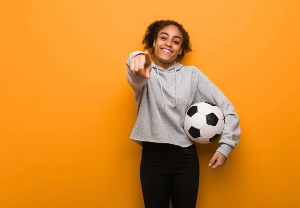 若いフィットネス黒人女性陽気で笑顔 サッカーボールの保持 — ストック写真