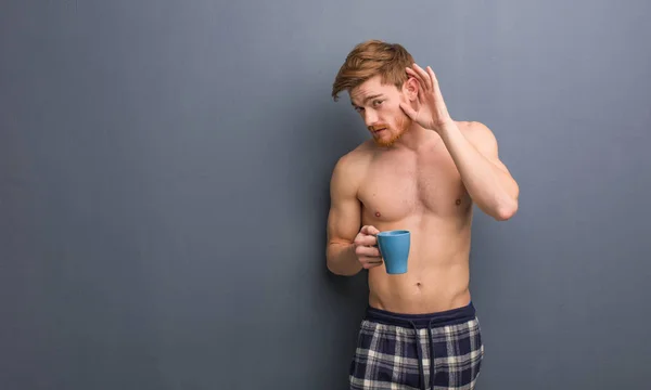 Jeune Homme Rousse Torse Essayer Écouter Potins Tient Une Tasse — Photo