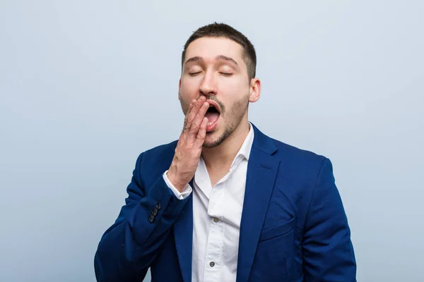 Junger Geschäftsmann Gähnt Und Zeigt Eine Müde Geste Die Den — Stockfoto