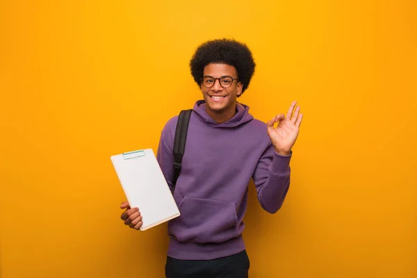 Jovem Estudante Afro Americano Homem Segurando Uma Prancheta Alegre Confiante — Fotografia de Stock
